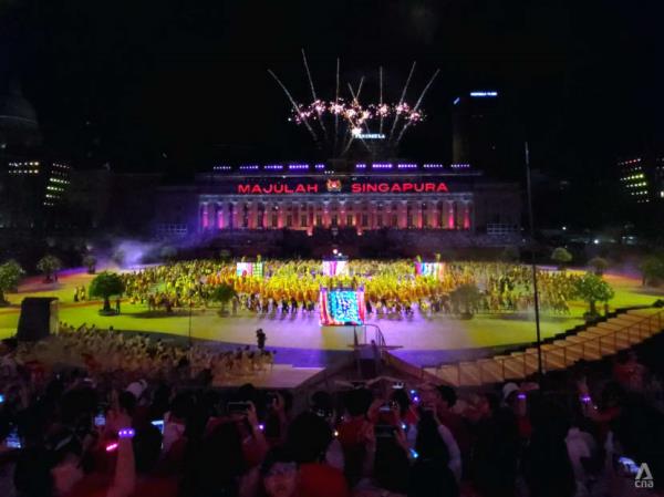 在图片中：用手机拍摄2024年国庆预演